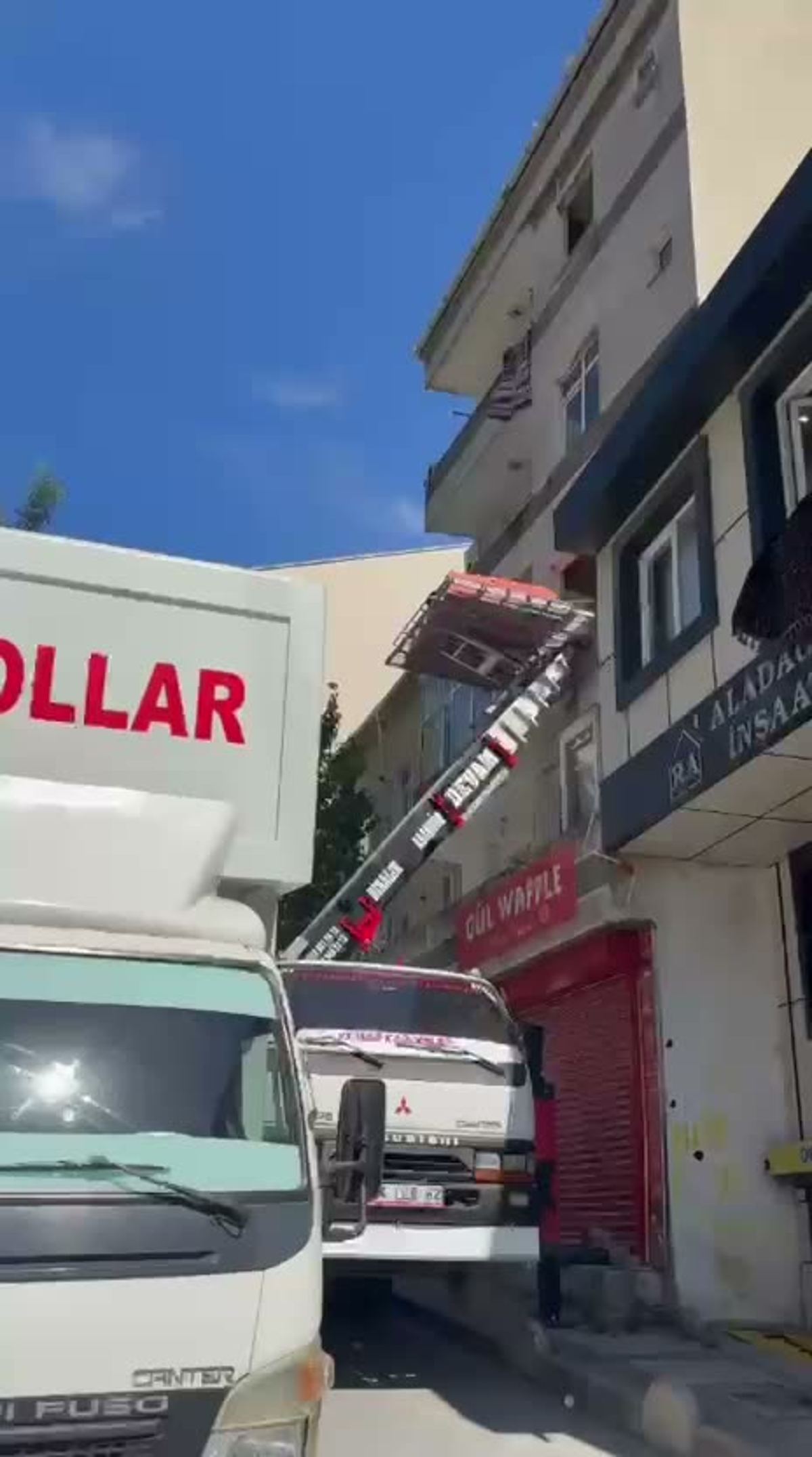 Bina cephesine kurulmuş eşya asansörüyle taşıma