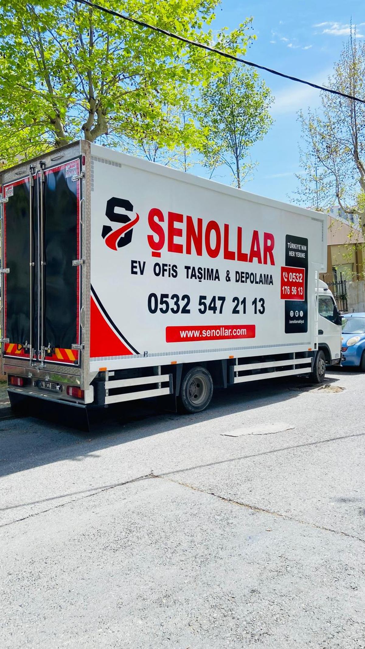 Şenollar Nakliyat kaplamalı kamyonu taşınma adresinin önünde