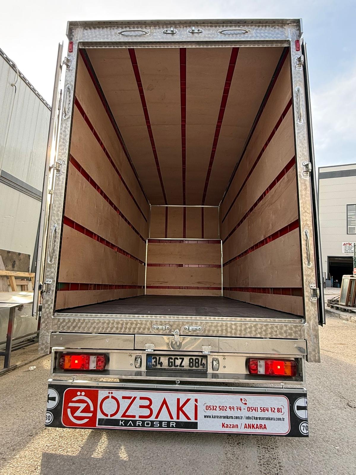 Kapıları açık, yüklemeye hazır tertemiz kasa