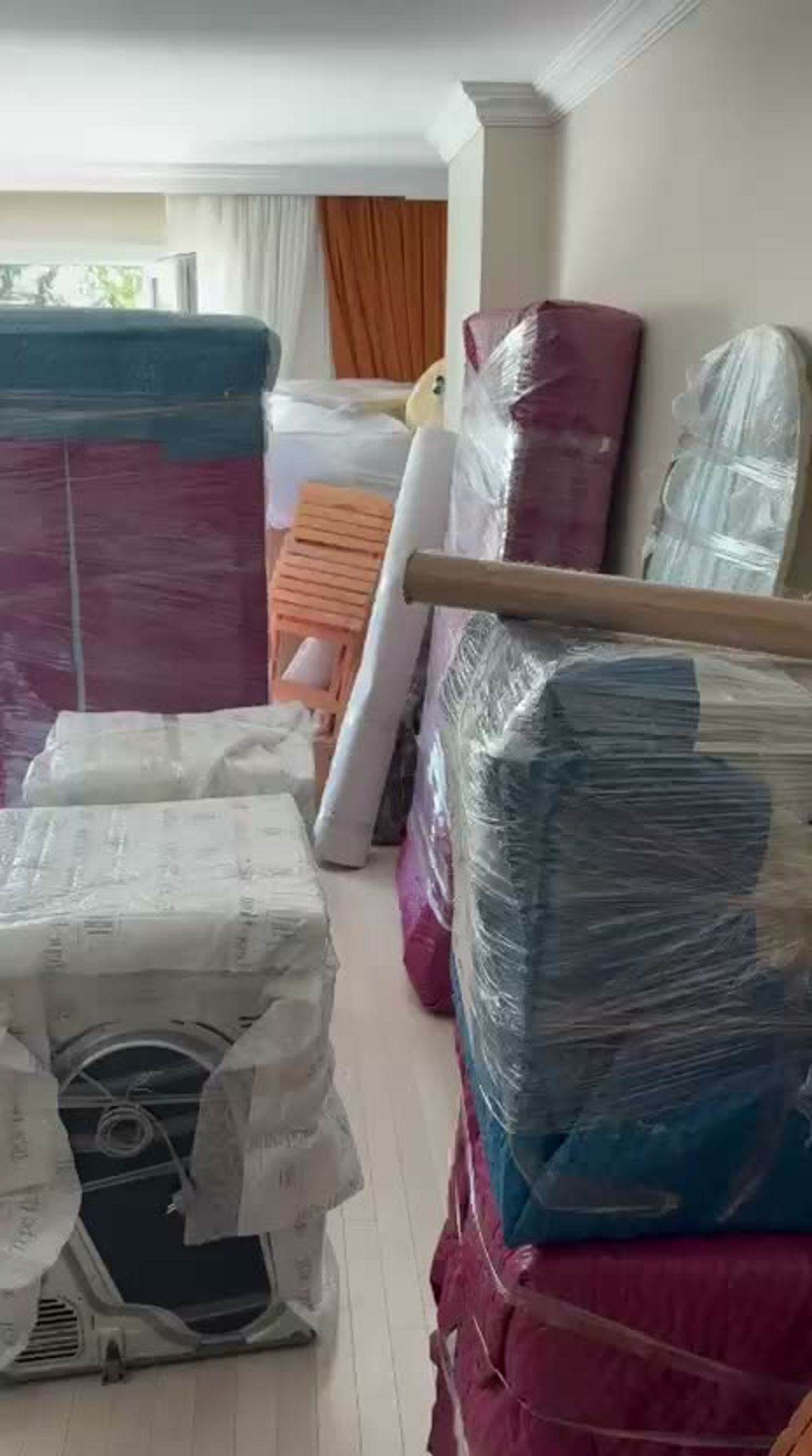 Şenollar ekibi eşyaları paketliyor